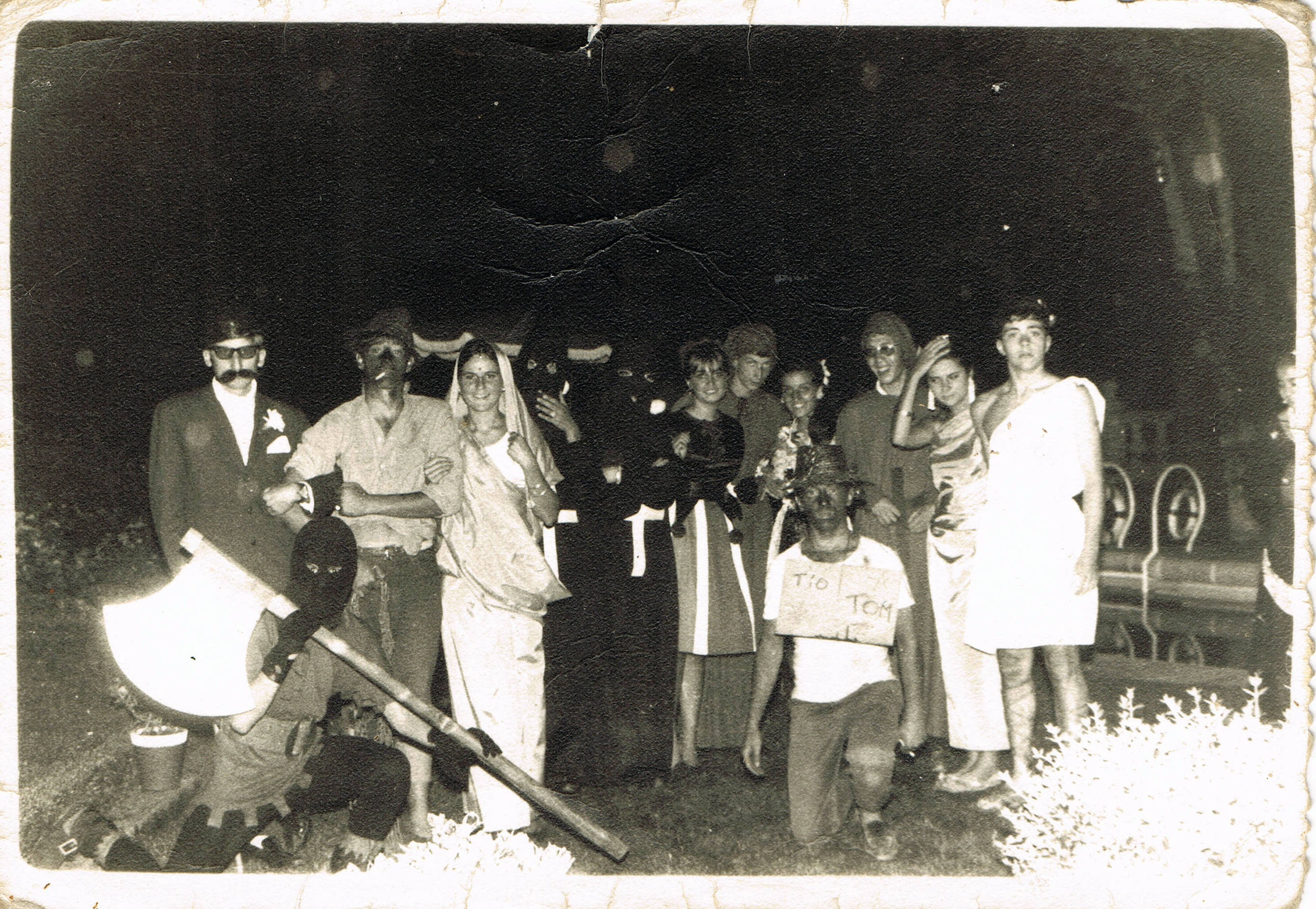 Ampliar: Baile de disfraces no Lar da Nai, eu son o Verdugo, cara o 1966